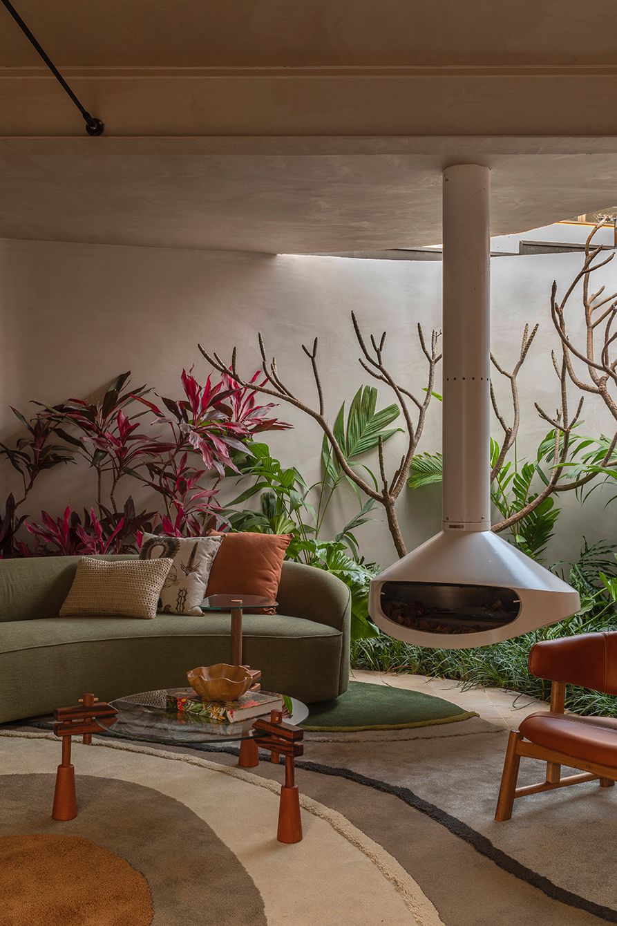 amanda-andrade-jaqueline-tessaro-living-gaia-casacor-ribeirao-preto-2022-credito-felipe-araujo Amanda Andrade Jaqueline Tessaro Living Gaia CASACOR Ribeirão Preto 2022 sala lareira tapete jardim