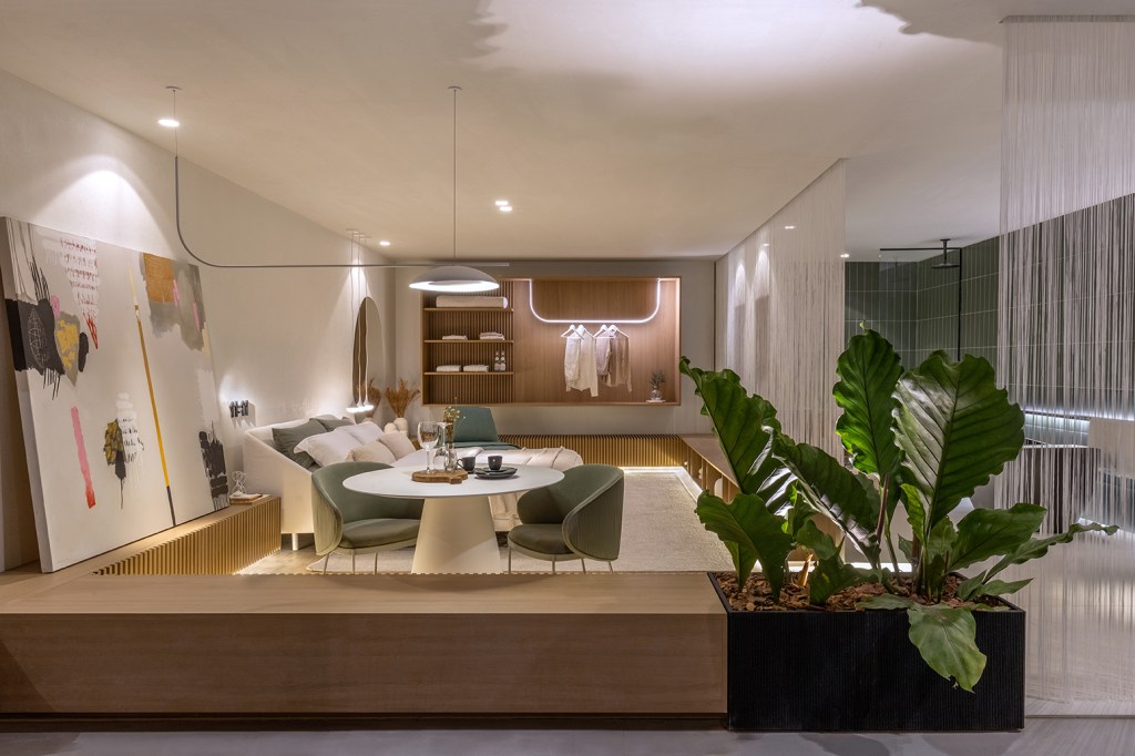 ana-paula-onzi-suite-hotel-11-casacor-brasilia-2022-credito-edgard-cesar (1) Ana Paula Onzi Suíte de Hotel/Suíte 11 CASACOR Brasília 2022. sala estar mesa cadeira madeira