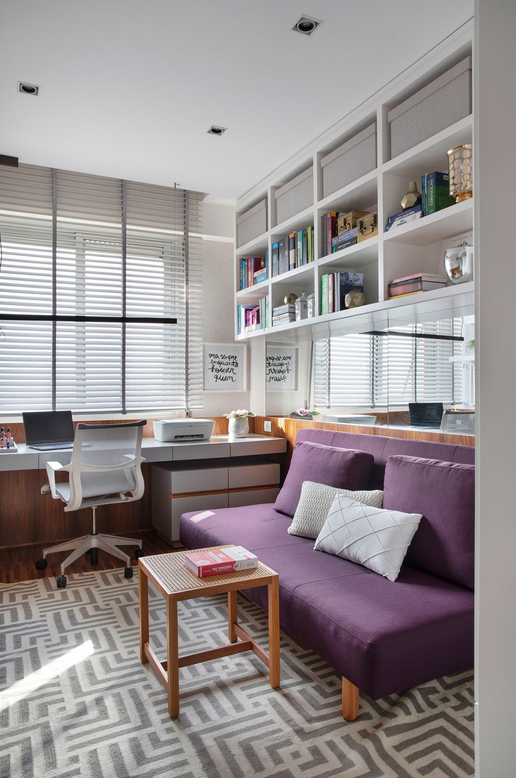 apartamento-160-m2-barra-tijuca-decor-contemporaneo-chique-credito-denilson-machado (1) apartamento rio de janeiro bezamat arquitetura escritorio home office sofa