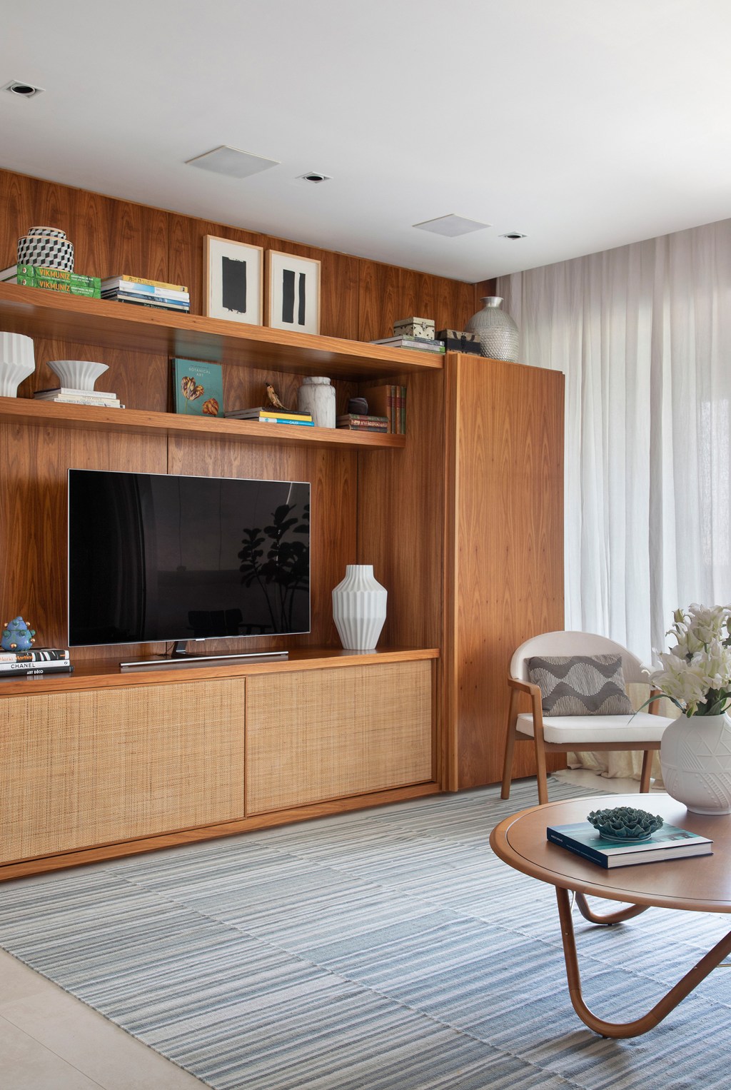 apartamento-160-m2-barra-tijuca-decor-contemporaneo-chique-credito-denilson-machado (14) apartamento rio de janeiro bezamat arquitetura sala estar madeira