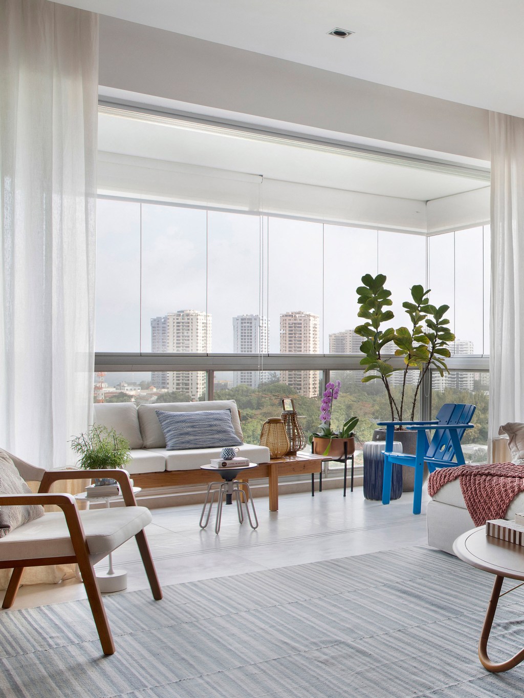 apartamento-160-m2-barra-tijuca-decor-contemporaneo-chique-credito-denilson-machado (6) apartamento rio de janeiro bezamat arquitetura varanda