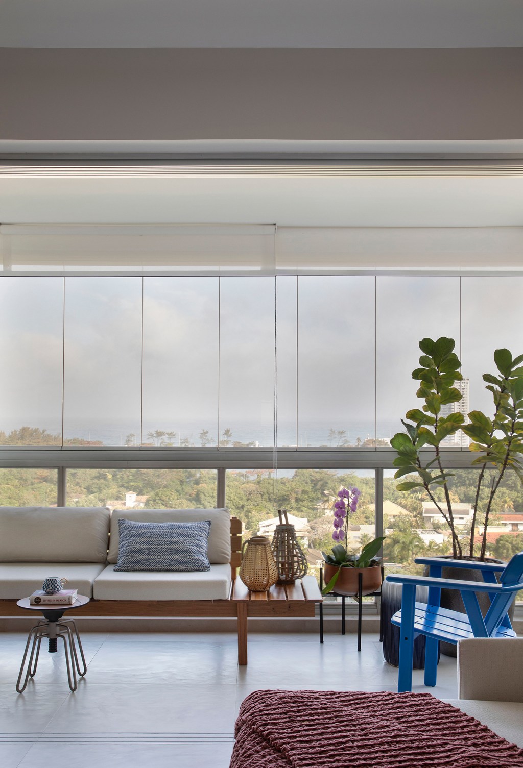 apartamento-160-m2-barra-tijuca-decor-contemporaneo-chique-credito-denilson-machado (7) apartamento rio de janeiro bezamat arquitetura varanda