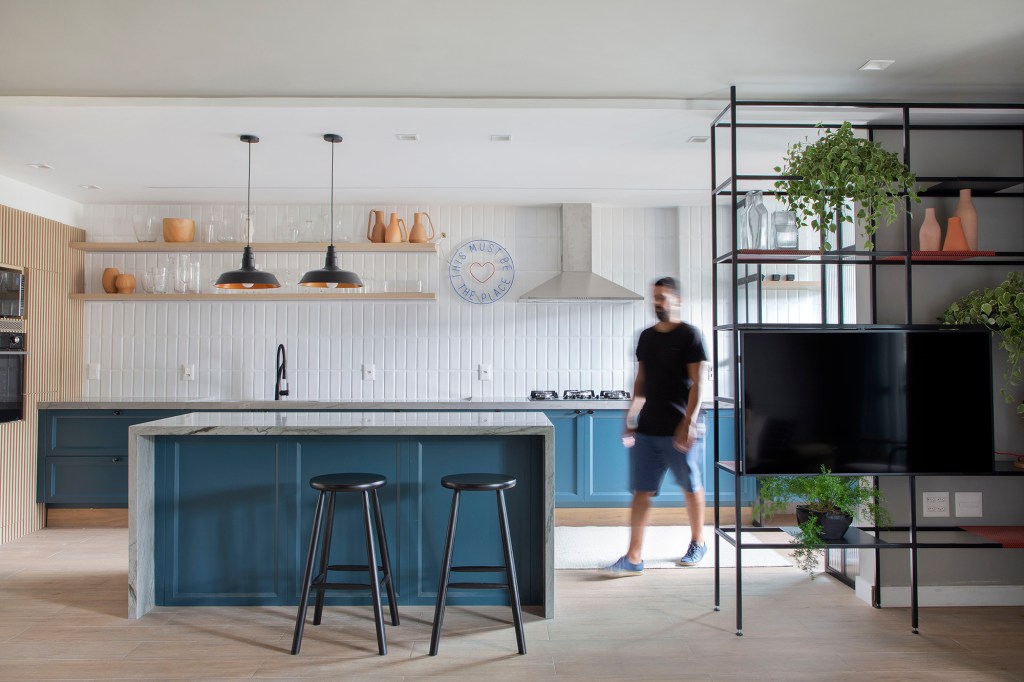 apartamento-escandinavo-industrial-up3-arquitetura (11) apartamento up3 arquitetura escandinavo industrial cozinha ilha subway tiles azul