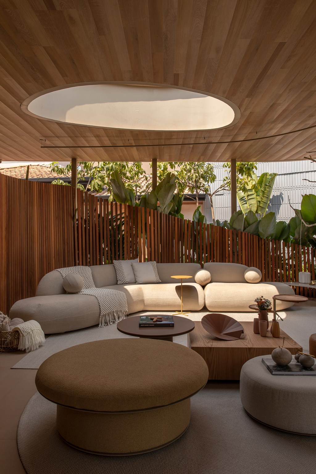 bd-arquitetura-living-do-acolhimento-casacor-ribeirao-preto-2022-credito-felipe-araujo (2) BD Arquitetura Living do acolhimento CASACOR Ribeirão Preto 2022 sala varanda sofa jardim
