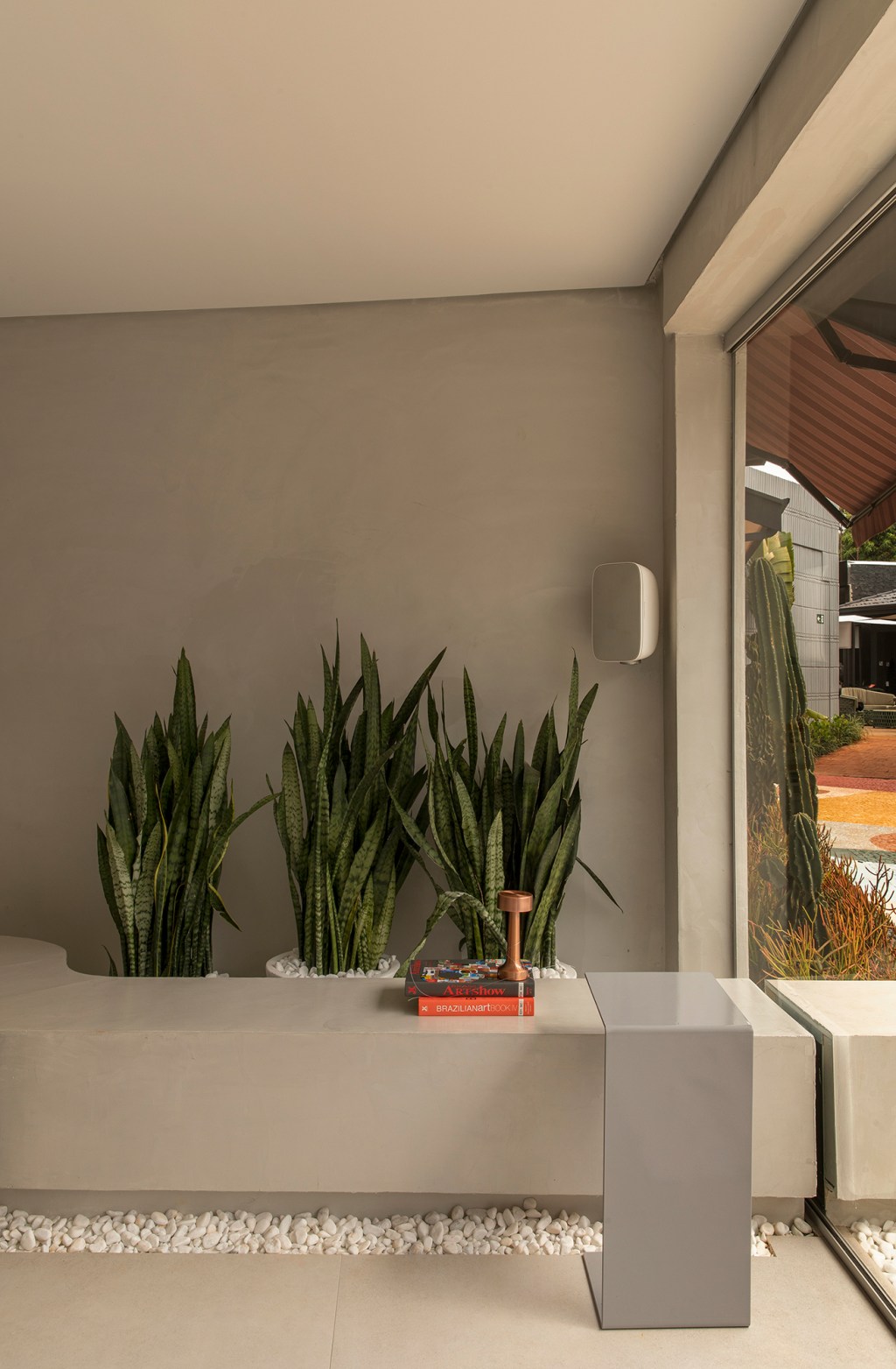 caru-cunha-silvia-camargo-paladar-infinito-casacor-ribeirao-preto-2022-credito-felipe-araujo (2) Caru Cunha Arquitetura Silvia Camargo Arquitetura e Urbanismo Paladar Infinito CASACOR Ribeirão Preto 2022 banco jardim