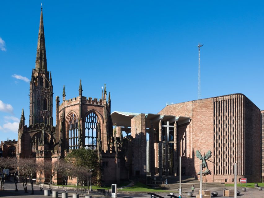 coventry-cathedral-queen-opening_dezeen_2364_col_0-852×637 Catedral de Coventry, por Basil Spence (Coventry, Inglaterra- 1962)