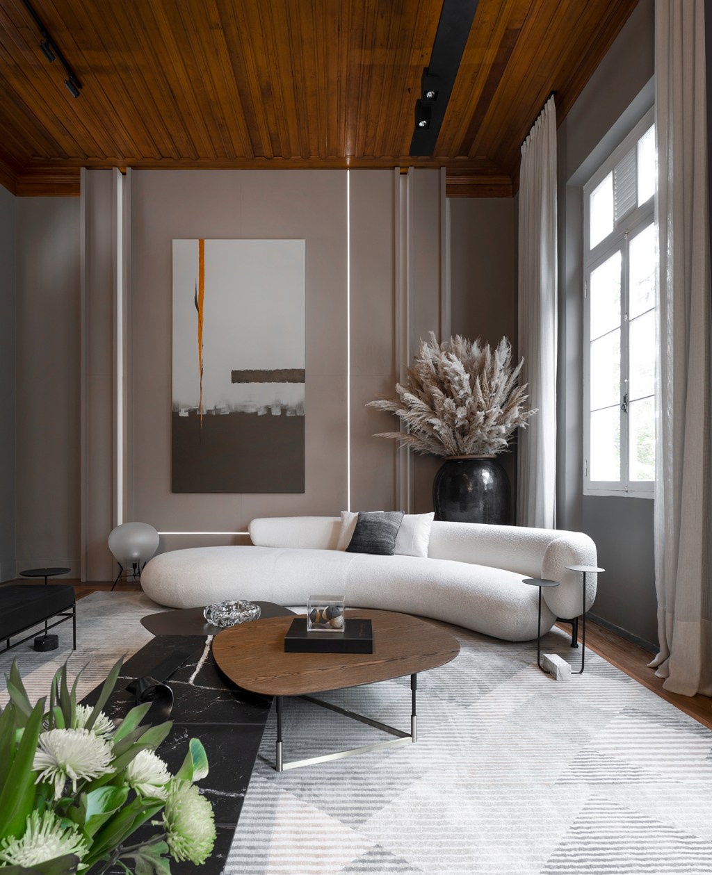 cris-passing-anderson-schussler-living-ps-casacor-santa-catarina-2022-credito-lio-simas (1) Cris Passing Anderson Schüssler Living PS CASACOR Santa Catarina 2022 sala estar sofá vaso tapete mesa preto branco