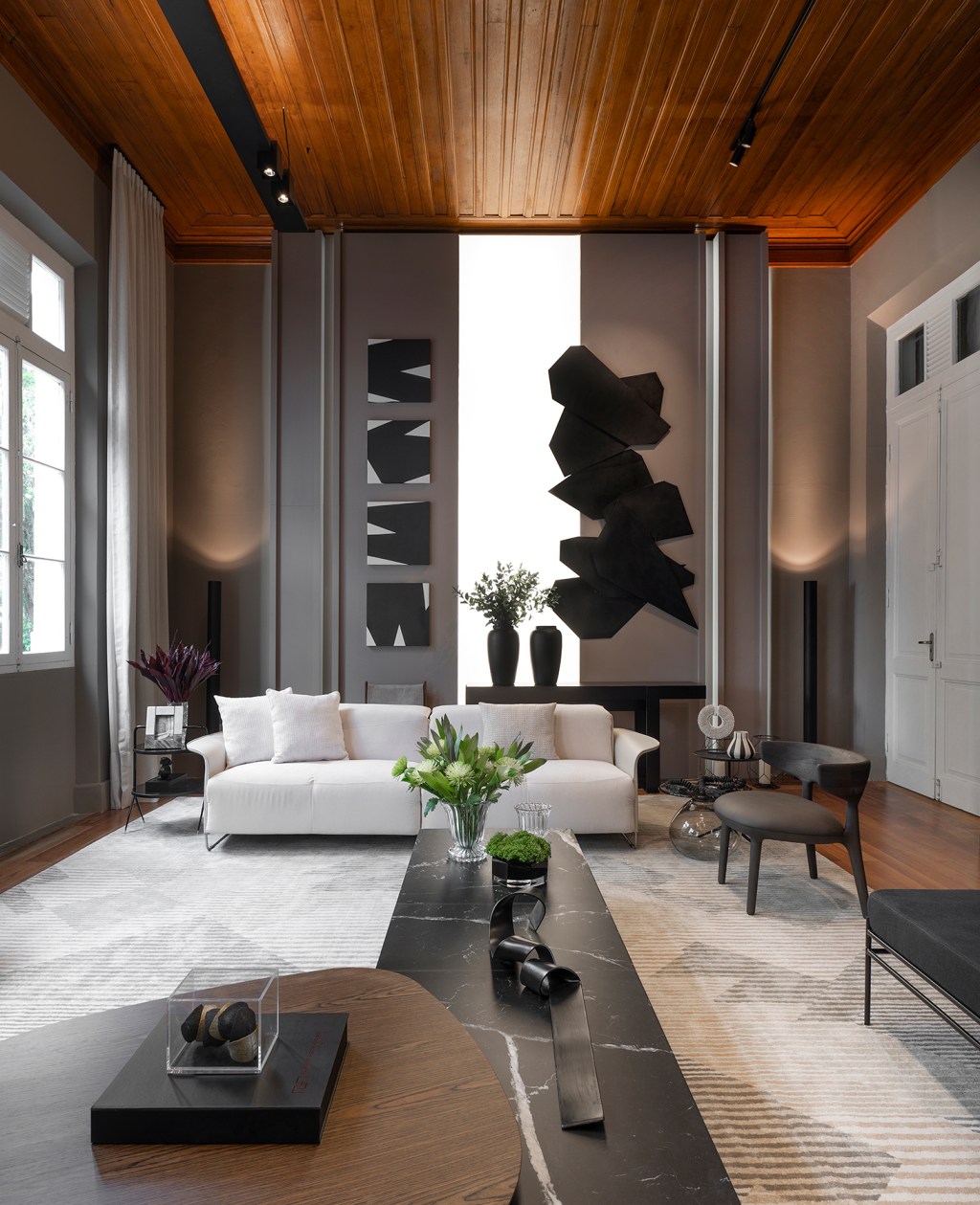cris-passing-anderson-schussler-living-ps-casacor-santa-catarina-2022-credito-lio-simas (2) Cris Passing Anderson Schüssler Living PS CASACOR Santa Catarina 2022 sala estar sofá escultura tapete mesa preto branco
