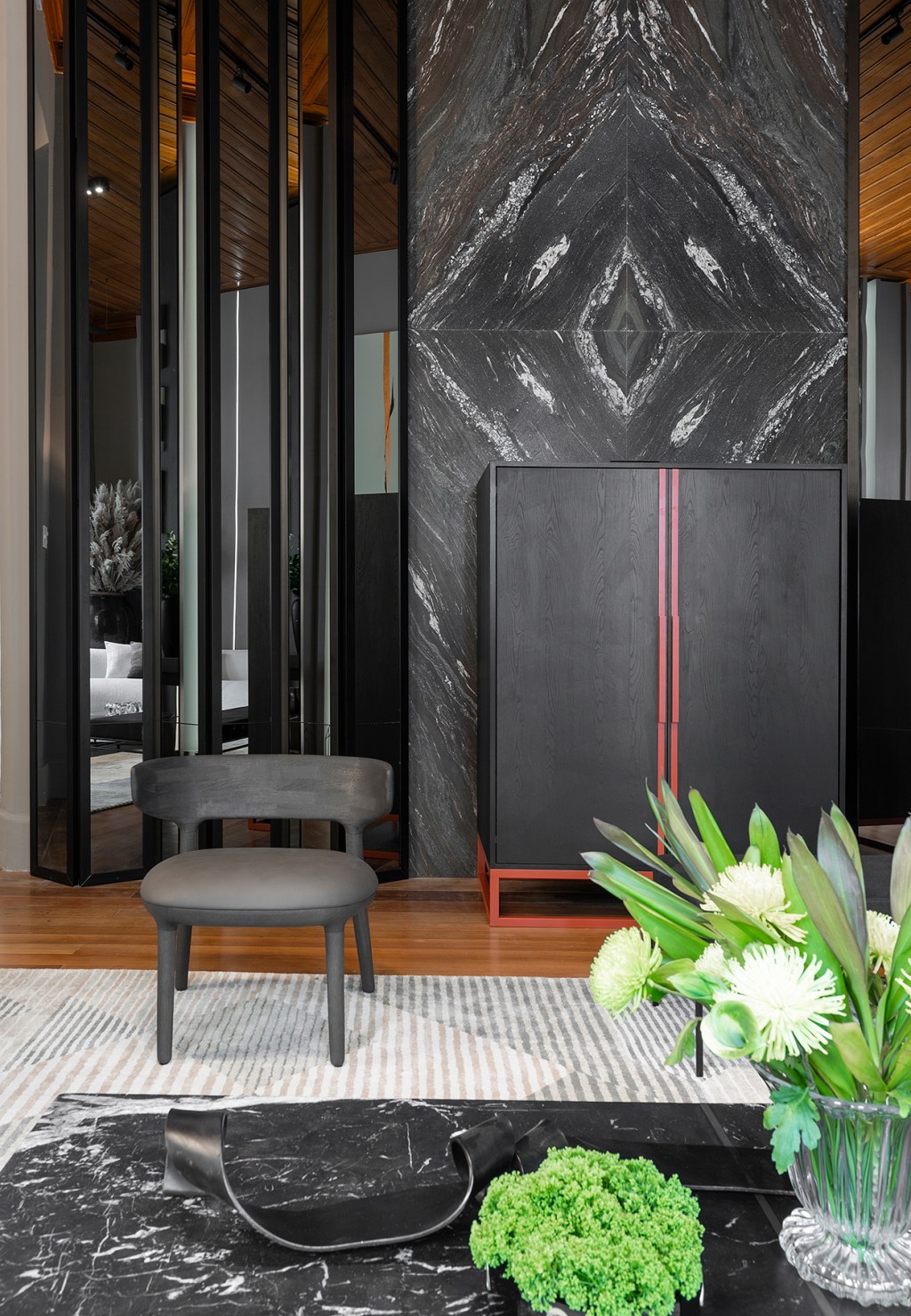cris-passing-anderson-schussler-living-ps-casacor-santa-catarina-2022-credito-lio-simas (3) Cris Passing Anderson Schüssler Living PS CASACOR Santa Catarina 2022 sala estar tapete mesa preto branco