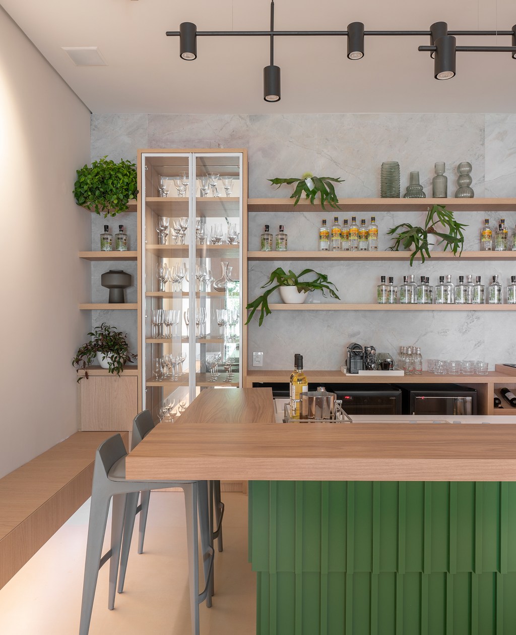 estela-cislaghi-arquitetura-design-living-co-existir-casacor-santa-catarina-2022-credito-lio-simas (1) Estela Cislaghi Arquitetura Design Living CO-Existir CASACOR Santa Catarina 2022 sala bar bancada cozinha madeira
