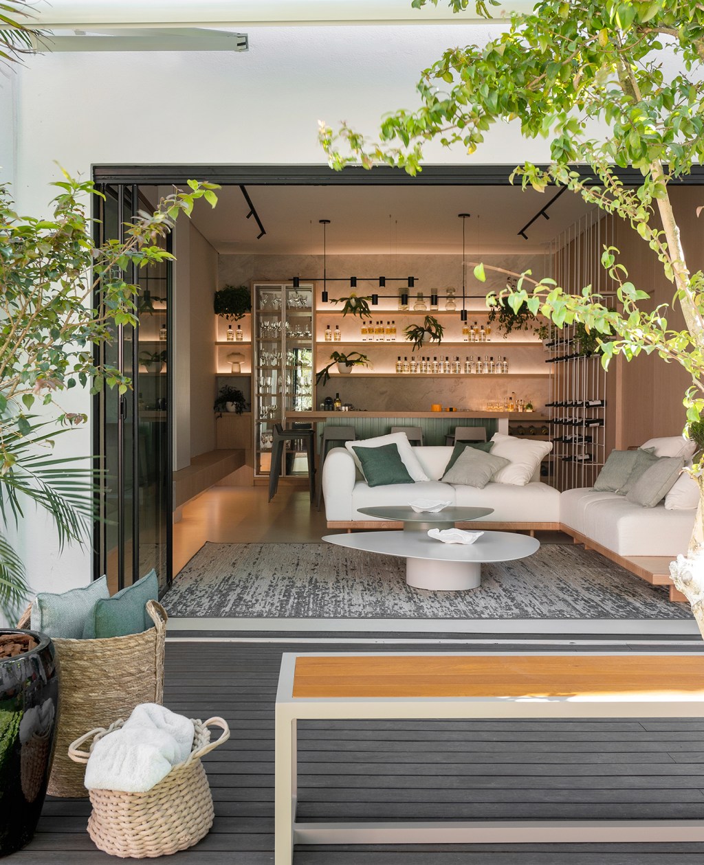estela-cislaghi-arquitetura-design-living-co-existir-casacor-santa-catarina-2022-credito-lio-simas (2) Estela Cislaghi Arquitetura Design Living CO-Existir CASACOR Santa Catarina 2022 sala estar sofá madeira tapete mesa varanda