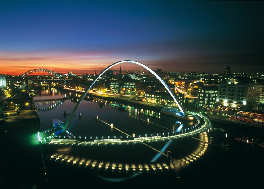 gateshead-millennium-bridge-by-wilkinsoneyre_dezeen_2364_col_0-852×609 Gateshead Millennium Bridge, por WilkinsonEyre (Newcastle, Inglaterra- 2002)