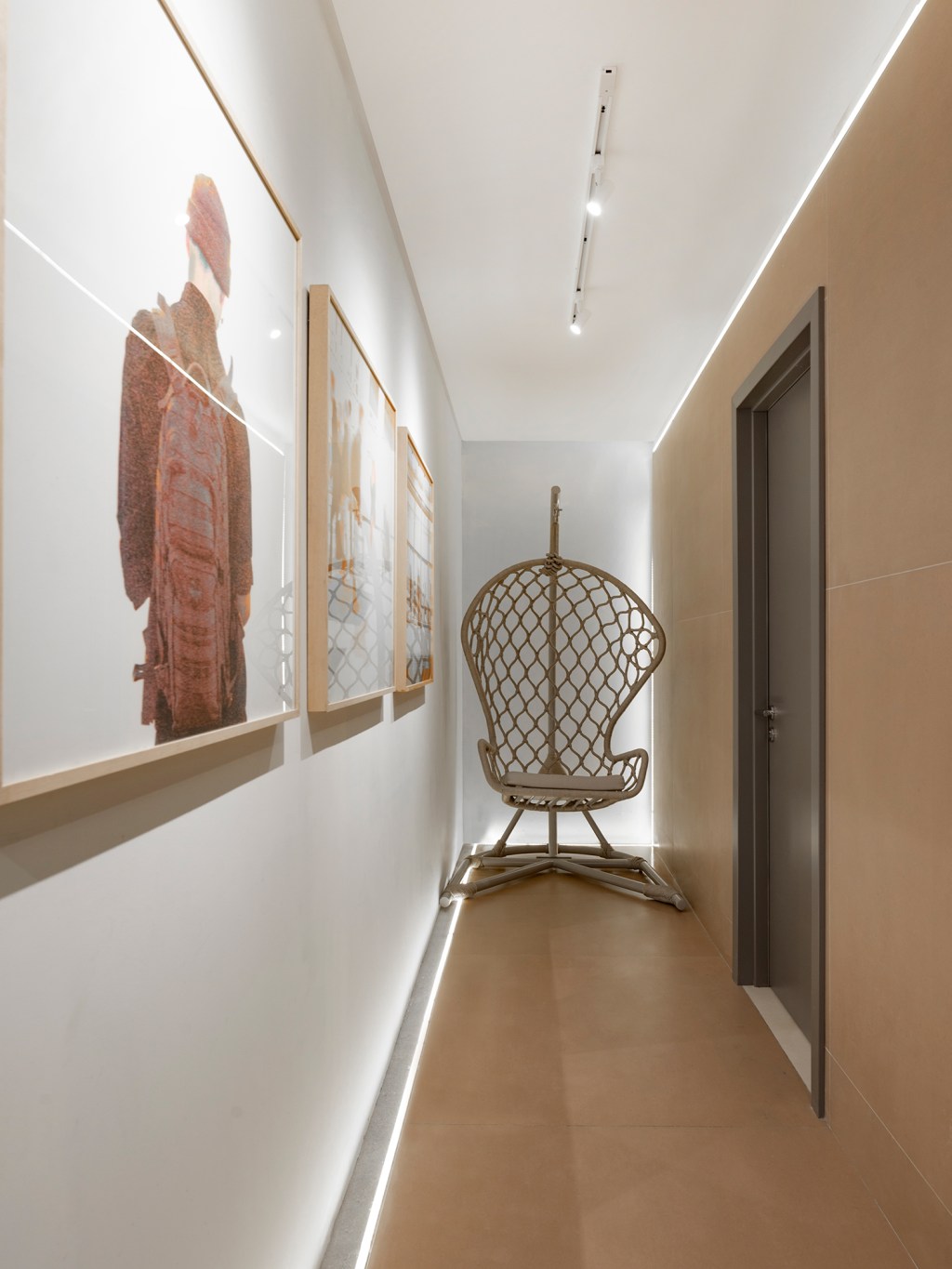 giusti-mercadante-arquitetura-lumino-galeria-banheiros-funcionais-casacor-santa-catarina-2022-credito-lio-simas Giusti Mercadante Arquitetura Lumino Galeria Banheiros Funcionais CASACOR Santa Catarina 2022 poltrona quadro