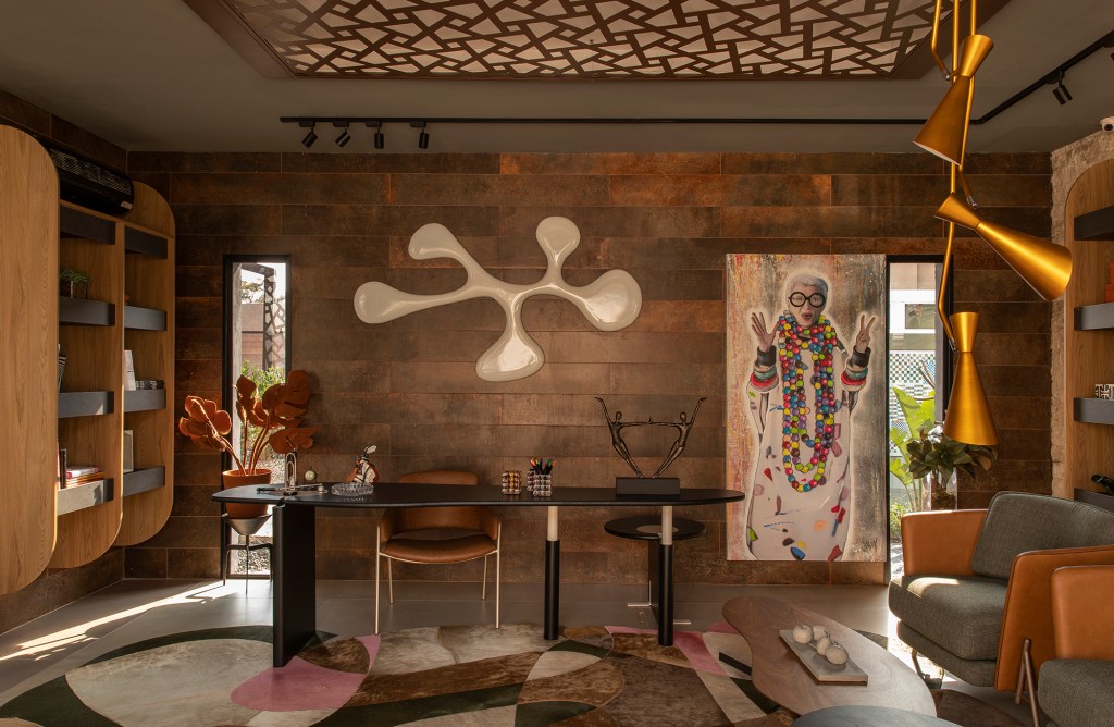 izabel-maynart-valter-felix-studio-coolhunter-casacor-ribeirao-preto-2002-credito-felipe-araujo (1) Izabel Maynart e Valter Felix Studio do Coolhunter CASACOR Ribeirão Preto 2022 sala poltrona mesa estante tapete