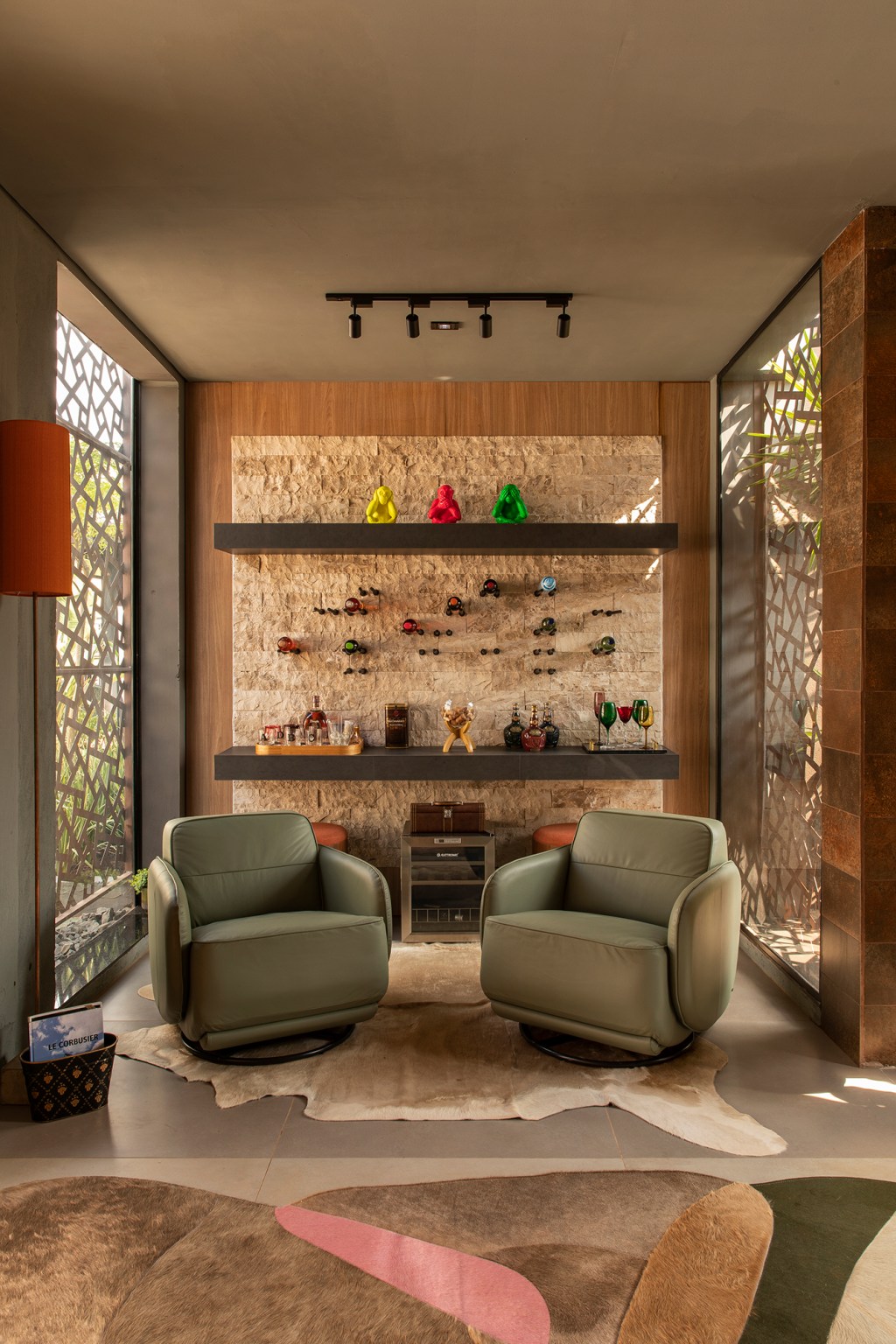 izabel-maynart-valter-felix-studio-coolhunter-casacor-ribeirao-preto-2002-credito-felipe-araujo (2) Izabel Maynart e Valter Felix Studio do Coolhunter CASACOR Ribeirão Preto 2022 sala poltrona mesa estante tapete