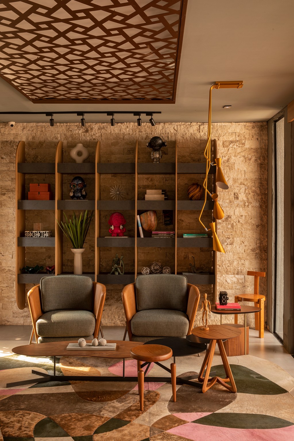 izabel-maynart-valter-felix-studio-coolhunter-casacor-ribeirao-preto-2002-credito-felipe-araujo (3) Izabel Maynart e Valter Felix Studio do Coolhunter CASACOR Ribeirão Preto 2022 sala poltrona mesa estante tapete