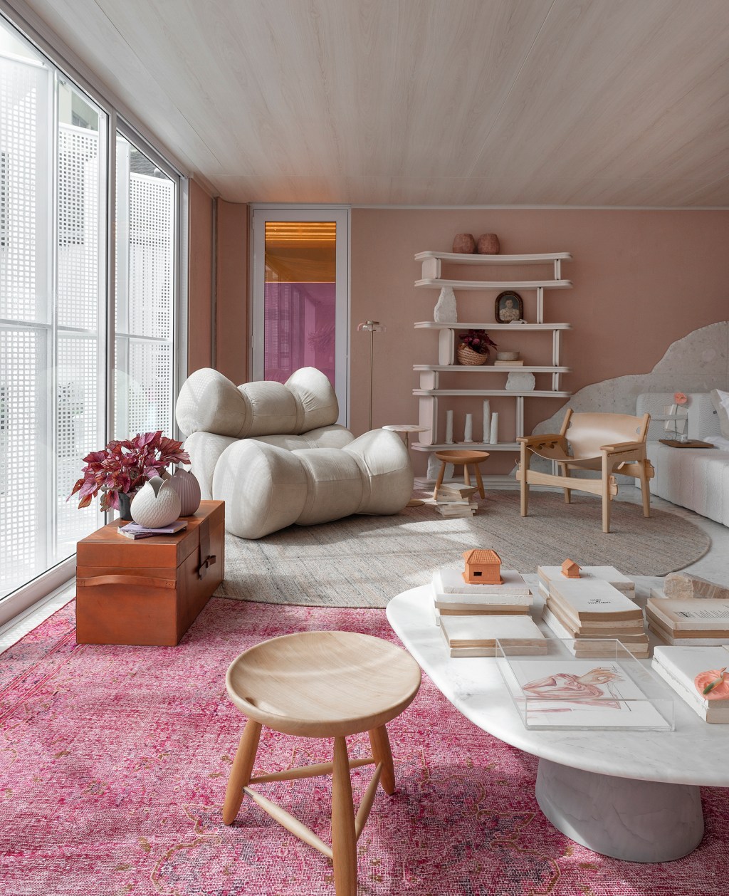 juliana-loffi-arquitetura-design-casa-vou-de-rosa-casacor-santa-catarina-2022-credito-lio-simas (2) Juliana Loffi Arquitetura & Design Casa vou de Rosa CASACOR Santa Catarina 2022 sala cores sofa tapete mesa banco