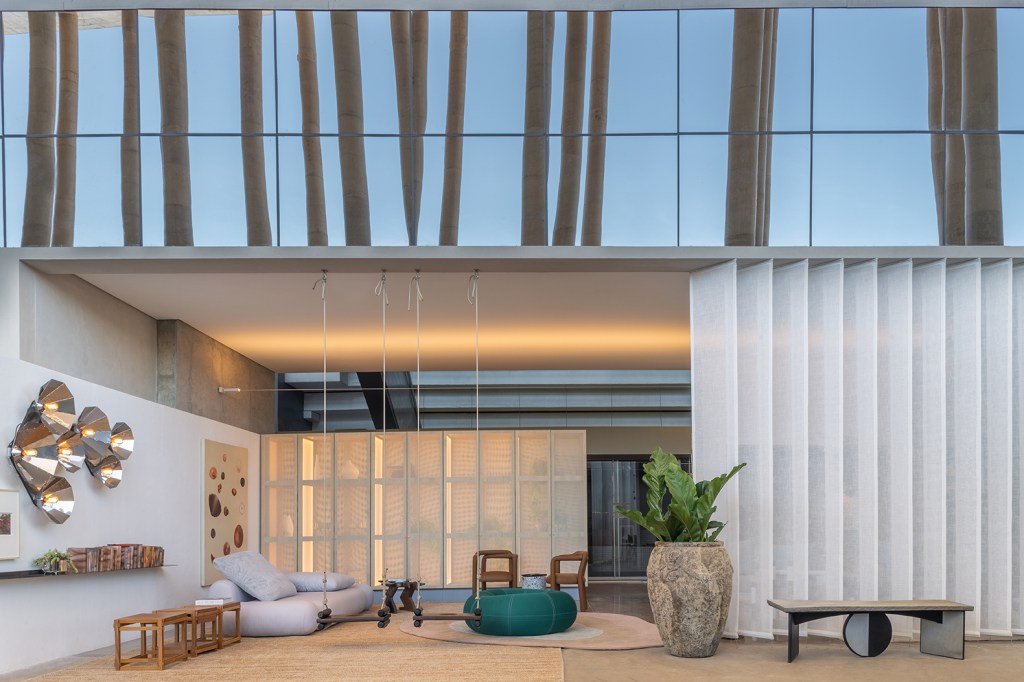 juliana-santana-varanda-metropoles-casacor-brasilia-2022-credito-edgard-cesar (2) Juliana Santana Varanda Metrópoles CASACOR Brasília 2022 sala sofa luminaria balanço fachada