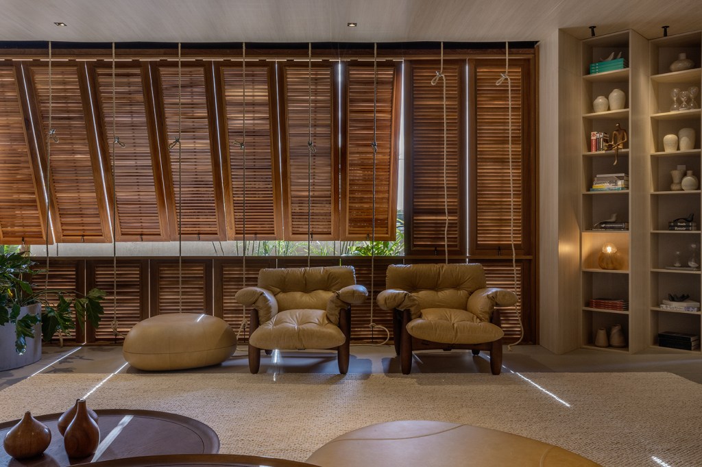 larissa-dias-arquitetura-janelas-do-nosso-mar-casacor-brasilia-2022-credito-edgard-cesar (1) Larissa Dias Arquitetura Janelas do Nosso Mar CASACOR Brasília 2022 sala sofa poltrona tapete