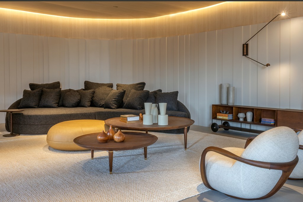 larissa-dias-arquitetura-janelas-do-nosso-mar-casacor-brasilia-2022-credito-edgard-cesar (3) Larissa Dias Arquitetura Janelas do Nosso Mar CASACOR Brasília 2022 sala sofa poltrona tapete