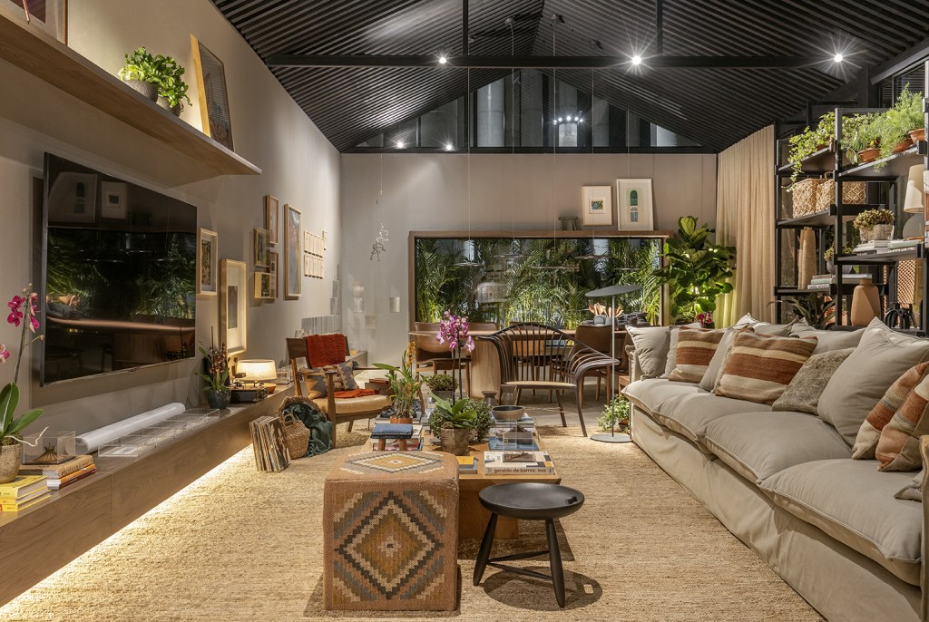 lie-arquitetas-nosso-lugar-aqui-casacor-brasilia-2022-credito-edgard-cesar (2) Liê Arquitetas Nosso Lugar Aqui CASACOR Brasília 2022 sala estar sofa tapete tv