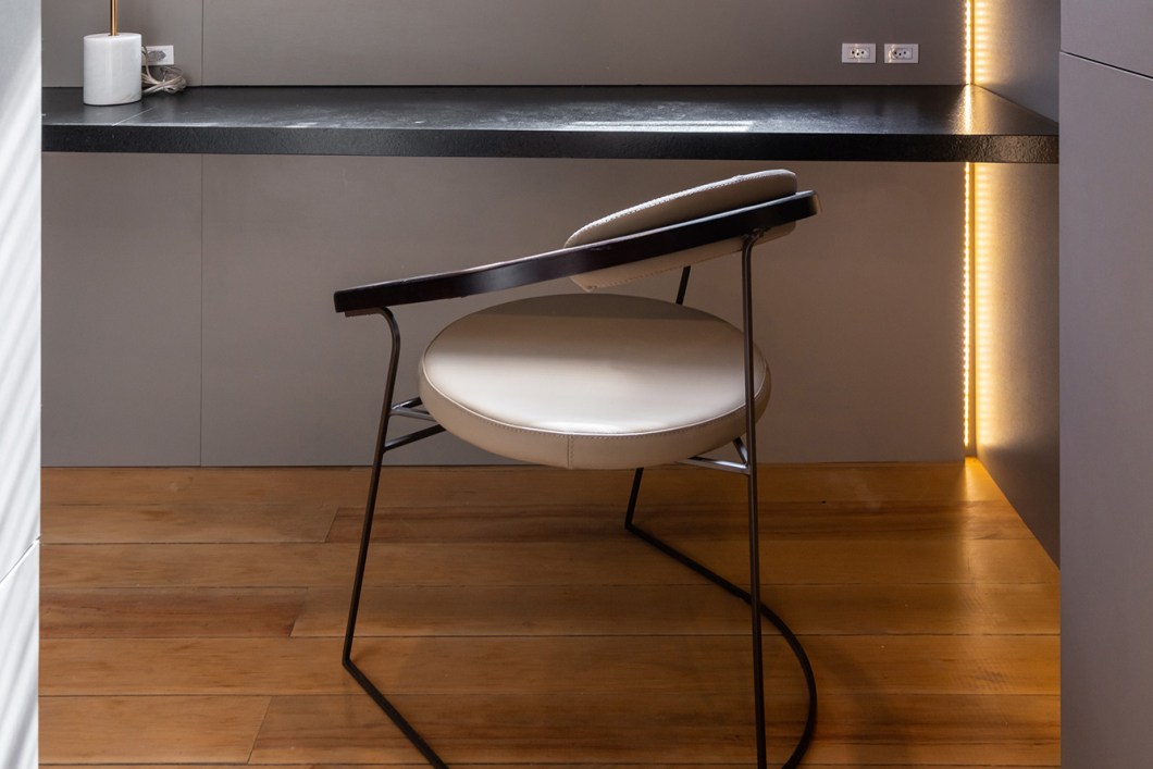 A cadeira com design de Larissa Diegoli combina aço carbono e madeira em uma peça leve e confortável exposta na "Circulação Sensorial", das arquitetas Lisi Wendel e Simone Bertuzzo (WB Arquitetura). A cadeira com design de Larissa Diegoli combina aço carbono e madeira em uma peça leve e confortável exposta na "Circulação Sensorial", das arquitetas Lisi Wendel e Simone Bertuzzo (WB Arquitetura).
