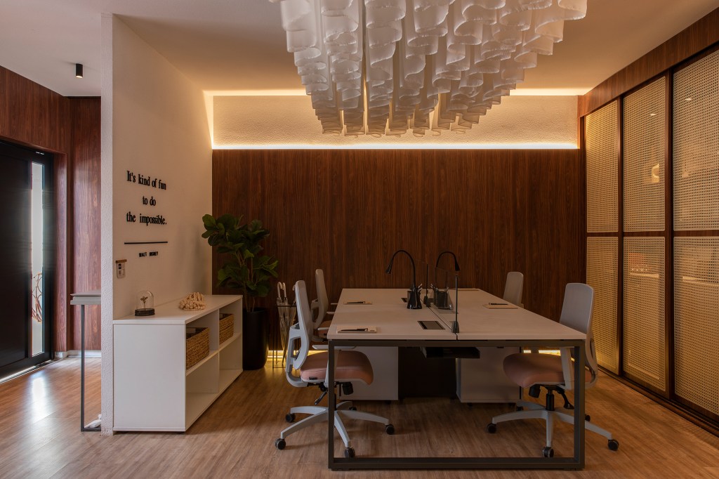 marcela-tiraboschi-anexo-m-casacor-ribeirao-preto-2022-credito-felipe-araujo-(3) Marcela Tiraboschi Anexo M Ribeirão Preto 2022 sala mesa cadeira escritorio