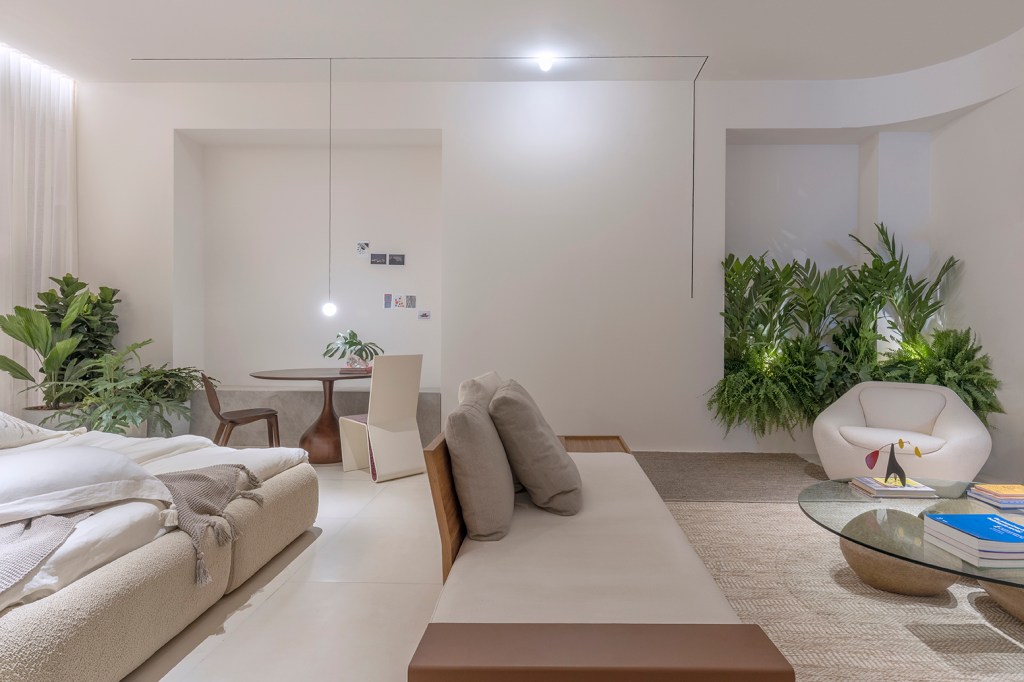 maria-araujo-arquitetura-design-quarto-infinito-casacor-brasilia-2022-credito-edgard-cesar (2) Maria Araujo Arquitetura Design Quarto Infinito CASACOR Brasília 2022 quarto poltrona tapete mesa jardim sofa cama