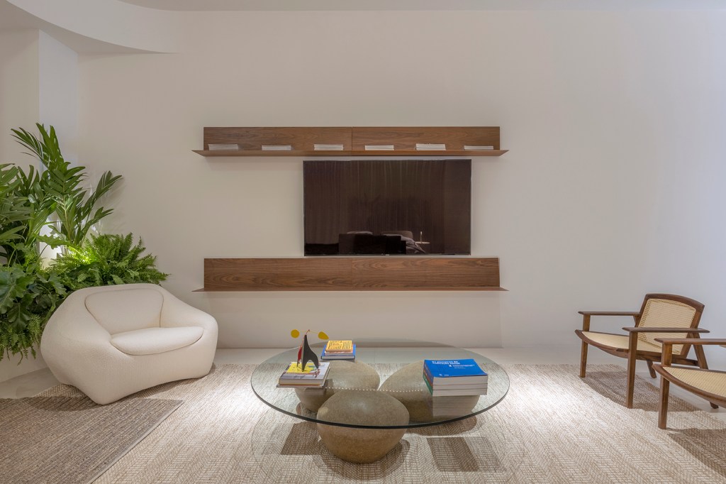 maria-araujo-arquitetura-design-quarto-infinito-casacor-brasilia-2022-credito-edgard-cesar (3) Maria Araujo Arquitetura Design Quarto Infinito CASACOR Brasília 2022 sala poltrona tapete estante tv