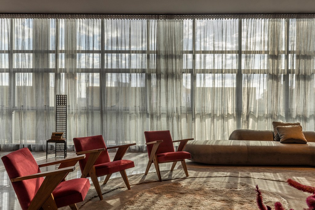 ney-lima-walleria-teixeira-casa-da-colina-casaror-brasilia-2022 (1) Ney Lima Walléria Teixeira Casa da Colina Casacor Brasília 2022 sala sofa cortina