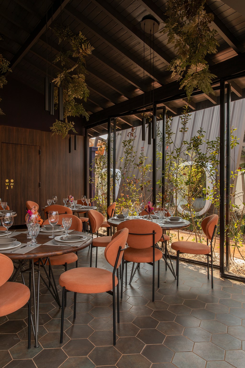 patricia-makhoul-angela-dorascenzi-restaurante-perplan-casacor-ribeirao-preto-2022-credito-felipe-araujo (4) Patricia Makhoul Angela Dorascenzi Restaurante Perplan CASACOR Ribeirão Preto 2022 mesa cadeira jardim
