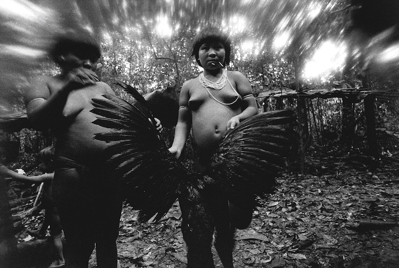 presenca-foto-claudia-andujar-Candinha-e-Mariazinha-Korihana-theri-Terra-Indigena-Yanomami-Catrimani-RO-1974 Presença. Yanomami Catrimani Amazônia Candinha e Mariazinha Korihana