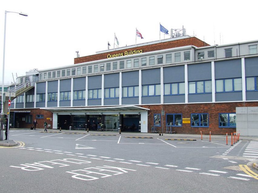 queens-building-heathrow_dezeen_1704_col_0-852×639 The Queen's Building, por Frederick Gibberd (Heathrow, Inglaterra- 1955)