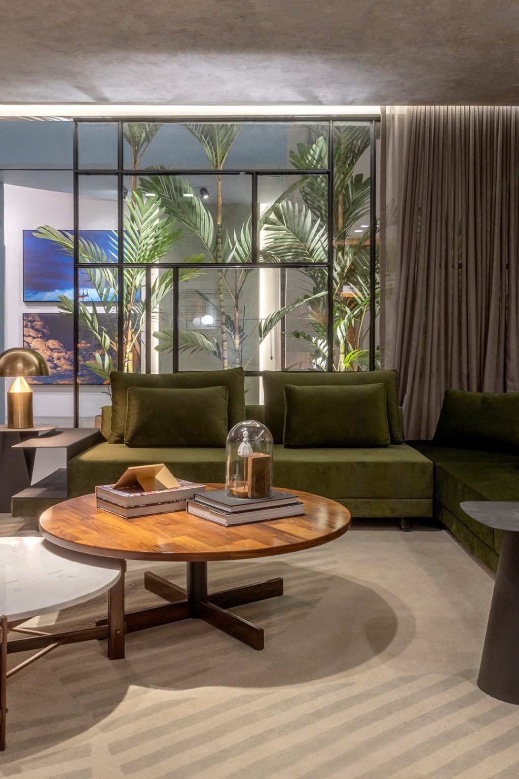 silvana-luisa-albuquerque-espaco-ser-casacor-brasilia-2022-credito-edgard-cesar (1) Silvana Luisa Albuquerque Espaço Ser CASACOR Brasília 2022 sala estar sofa mesa tapete