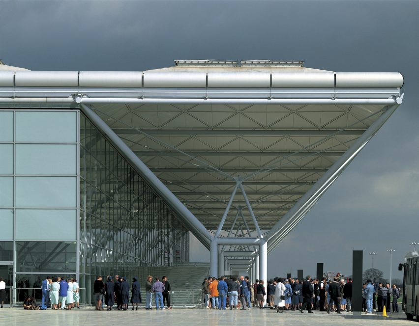 stansted-airport-foster-partners-high-tech-architecture_dezeen__ken-kirkwood-2-852×664 Aeroporto de Stansted, por Foster + Partners (Stansted, Inglaterra- 1991)