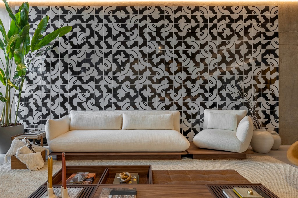 studio-arch-casa-eterea-casacor-brasilia-2022-credito-edgard-cesar (1) Studio Arch+ Casa Etérea CASACOR Brasília 2022 sala sofa azulejo madeira