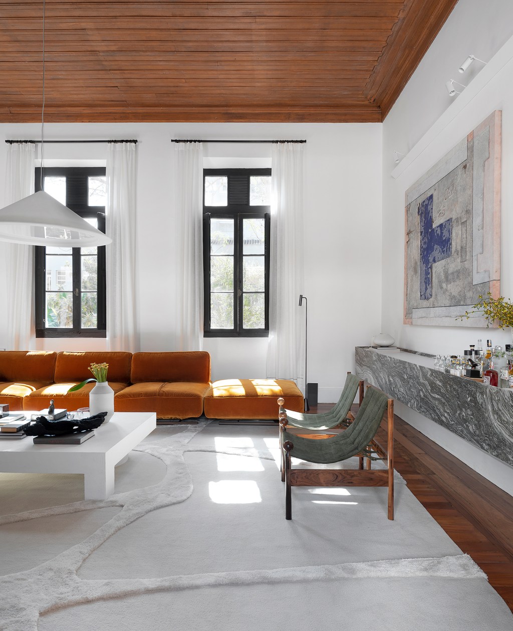 studio-gabriel-bordin-sala-allora-casacor-santa-catarina-2022-credito-lio-simas (1) Studio Gabriel Bordin Sala Allora CASACOR Santa Catarina 2022 sala sofa bar luminária tapete