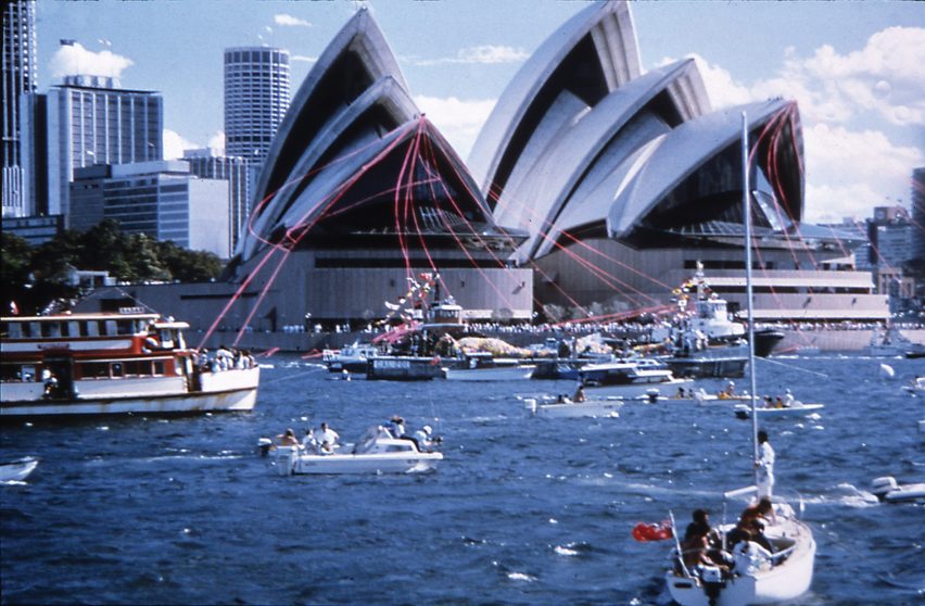 sydeny-opera-house-queen_dezeen_2364_col_0-1-852×558 Sydney Opera House, por Jørn Utzon (Sydney, Austrália- 1973)