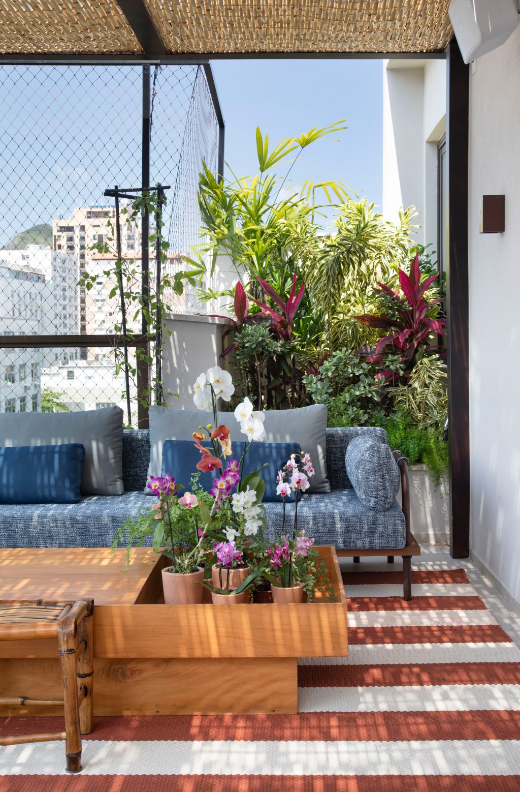 varanda-de-cobertura-vira-jardim-com-folhagens-coloridas-e-jardineiras (5) varanda cobertura apartamento rio de janeiro anna luiza rothier jardim