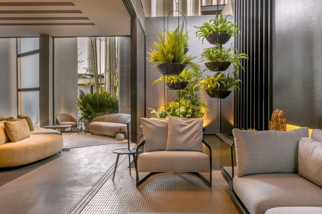 zardo-arquitetura-interiores-mi-casa-su-casa-casacor-brasilia-2022-credito-edgard-cesar (4) Zardo Arquitetura Interiores Mi Casa, Su Casa CASACOR Brasília 2022 sala sofa poltrona estar