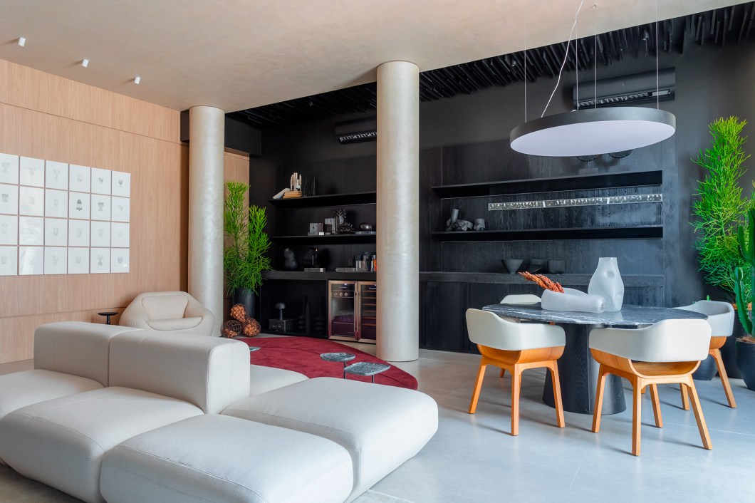 Ana Cristina Cunha - Home Copergás. O estímulo sensorial luz e sombra define este projeto. A busca é pelo infinito, considerado pela profissional como algo incalculável, imensurável e particular. A predominância do preto traz um apelo dramático associado à elegância, mistério e força. Em contraste, aparece o bege transmitindo calma e passividade. É um home cine integrado à área da mesa com contemporaneidade, com deck para a área externa do histórico edifício Chanteclair. Ana Cristina Cunha - Home Copergás. O estímulo sensorial luz e sombra define este projeto. A busca é pelo infinito, considerado pela profissional como algo incalculável, imensurável e particular. A predominância do preto traz um apelo dramático associado à elegância, mistério e força. Em contraste, aparece o bege transmitindo calma e passividade. É um home cine integrado à área da mesa com contemporaneidade, com deck para a área externa do histórico edifício Chanteclair.