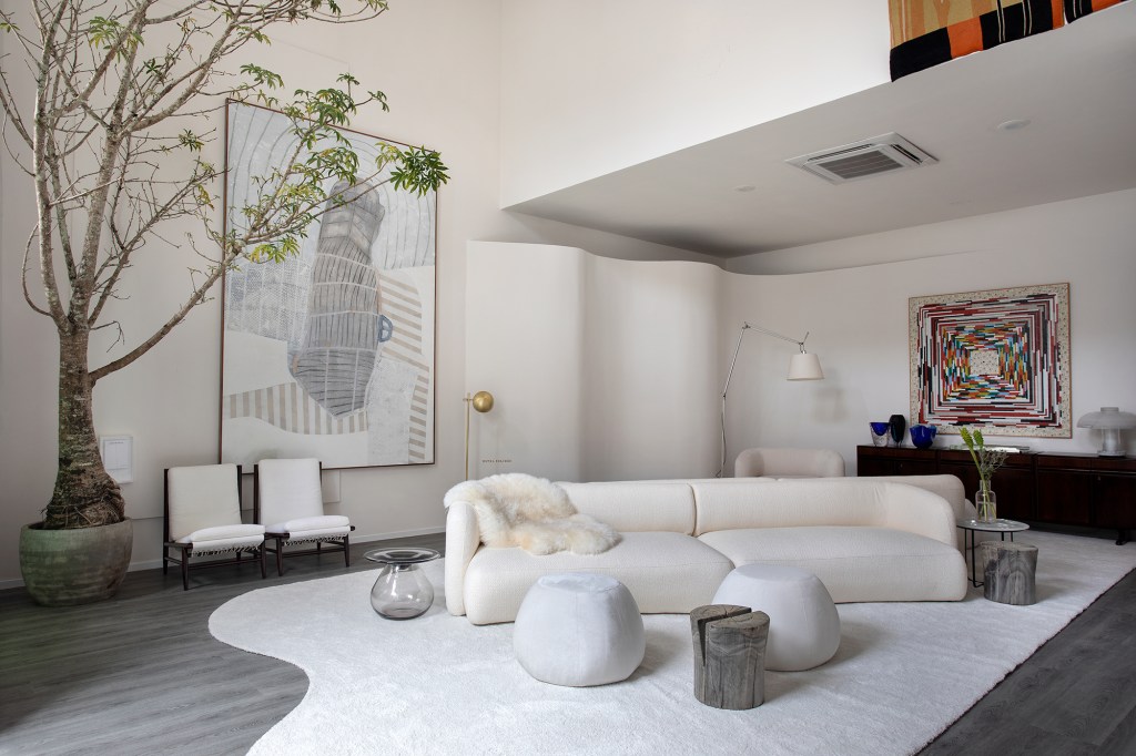 Ana Moura Ana Higino Arquitetura – Living Travessias Ana Moura Ana Higino Arquitetura Living Travessias CASACOR Pernambuco 2022 sala arte tapecaria quadro sofa tapete