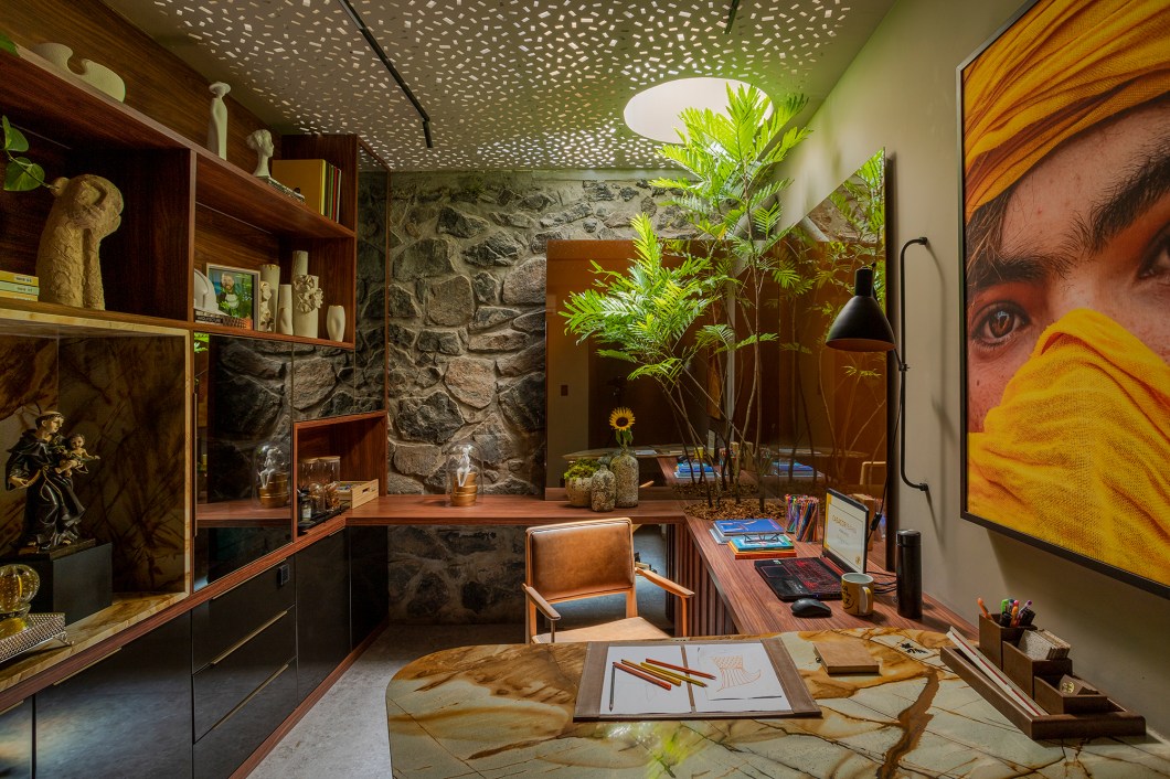 Augusto Senna - Home office do Arquiteto. Numa área de 18 m², o profissional criou a personalização de uma área comum da casa, tornando o espaço adequado para um ambiente de trabalho sadio, aconchegante e inspirador. Tendo como foco principal a concentração, o ambiente dispõe de tratamento acústico apropriado e iluminação confortável. Os detalhes em amarelo destacam e revelam muito sobre a personalidade e preferências do arquiteto. Augusto Senna - Home office do Arquiteto. Numa área de 18 m², o profissional criou a personalização de uma área comum da casa, tornando o espaço adequado para um ambiente de trabalho sadio, aconchegante e inspirador. Tendo como foco principal a concentração, o ambiente dispõe de tratamento acústico apropriado e iluminação confortável. Os detalhes em amarelo destacam e revelam muito sobre a personalidade e preferências do arquiteto.
