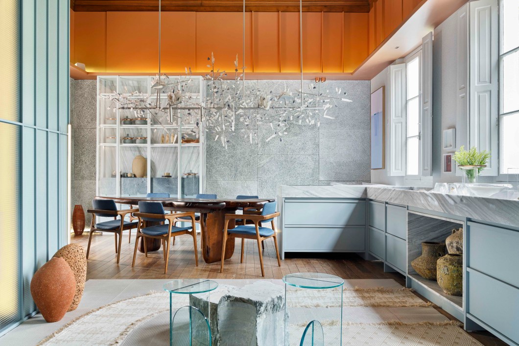 Michael Zanghelini - Living. No espaço, o profissional trouxe a arquitetura como alquimia que promove sensações e estados no corpo. Para criar um espaço de convivência acolhedor e sensorial, ele buscou despertar e alinhar vibrações e energias por meio das cores, materiais, objetos e obras de arte usados no ambiente, todos com algum propósito. Michael Zanghelini - Living. No espaço, o profissional trouxe a arquitetura como alquimia que promove sensações e estados no corpo. Para criar um espaço de convivência acolhedor e sensorial, ele buscou despertar e alinhar vibrações e energias por meio das cores, materiais, objetos e obras de arte usados no ambiente, todos com algum propósito.