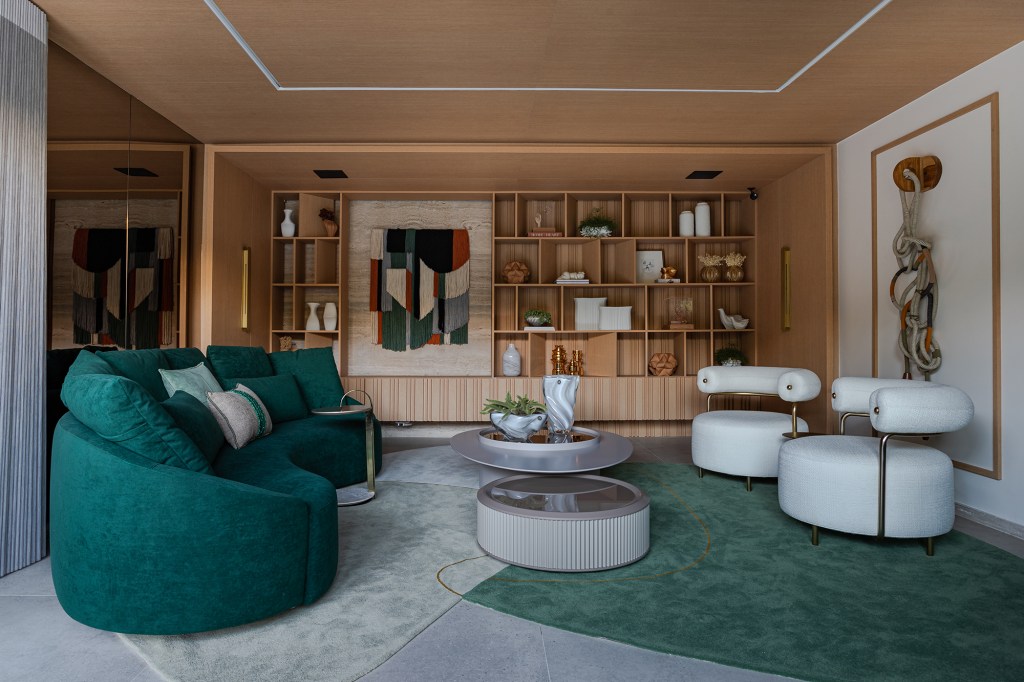 Nuances de cores e texturas garantem um ar de modernidade neste living