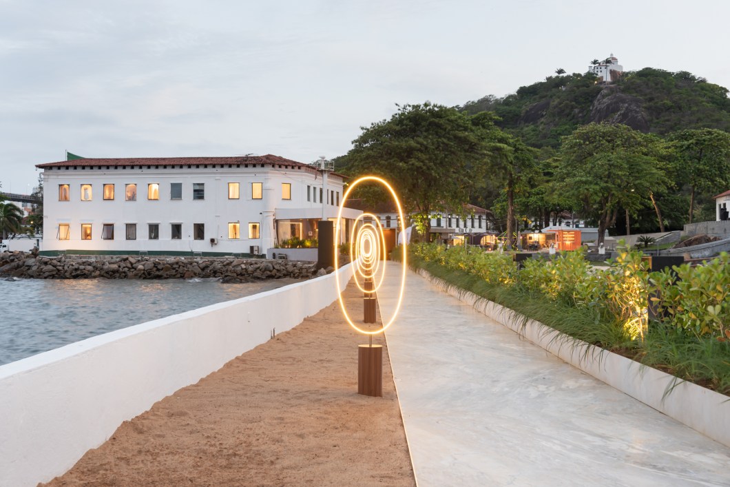 Daniela Andrade - Infinito particular. A integração plena entre a natureza, arquitetura e os elementos que vão de encontro com o Infinito Particular de cada um - o Sagrado (representado pelo Convento da Penha), a natureza (a paisagem do local), a força (simbolizada pelo concreto) que pode ser observada na arquitetura da 3ª Ponte - foi o ponto de partida para a criação do ambiente extremamente conceitual. Projetado em um píer com área total de 380 m², que leva o nome da mostra, a proposta é despertar sensações, por meio de obras de arte, peças teatrais, e algumas surpresas inseridas no caminho. Daniela Andrade - Infinito particular. A integração plena entre a natureza, arquitetura e os elementos que vão de encontro com o Infinito Particular de cada um - o Sagrado (representado pelo Convento da Penha), a natureza (a paisagem do local), a força (simbolizada pelo concreto) que pode ser observada na arquitetura da 3ª Ponte - foi o ponto de partida para a criação do ambiente extremamente conceitual. Projetado em um píer com área total de 380 m², que leva o nome da mostra, a proposta é despertar sensações, por meio de obras de arte, peças teatrais, e algumas surpresas inseridas no caminho.