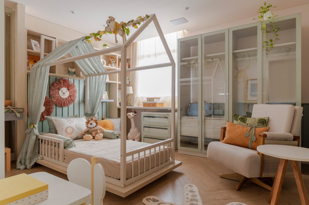 Frederico Jordan - Sonho de Safari. Pensado como um novo conceito de quarto versátil tanto pro bebê, quanto para criança, que pode ser menino ou menina, o arquiteto optou pelos tons neutros pastel, off-white, madeirado nórdico com inspiração no safari, com o tema de bichinhos. Na suíte não faltam elementos básicos do universo infantil como o trocador, poltrona de amamentação e enxoval personalizado. A novidade surge ao mesclá-los com elementos de um quarto montessoriano, onde por meio da arquitetura incentiva a autonomia e criatividade da criança. A cama baixa, tipo casinha, e o banheiro projetado para altura infantil, são traços desse método. O resultado é um quarto aconchegante, moderno, charmoso e alegre. Frederico Jordan - Sonho de Safari. Pensado como um novo conceito de quarto versátil tanto pro bebê, quanto para criança, que pode ser menino ou menina, o arquiteto optou pelos tons neutros pastel, off-white, madeirado nórdico com inspiração no safari, com o tema de bichinhos. Na suíte não faltam elementos básicos do universo infantil como o trocador, poltrona de amamentação e enxoval personalizado. A novidade surge ao mesclá-los com elementos de um quarto montessoriano, onde por meio da arquitetura incentiva a autonomia e criatividade da criança. A cama baixa, tipo casinha, e o banheiro projetado para altura infantil, são traços desse método. O resultado é um quarto aconchegante, moderno, charmoso e alegre.