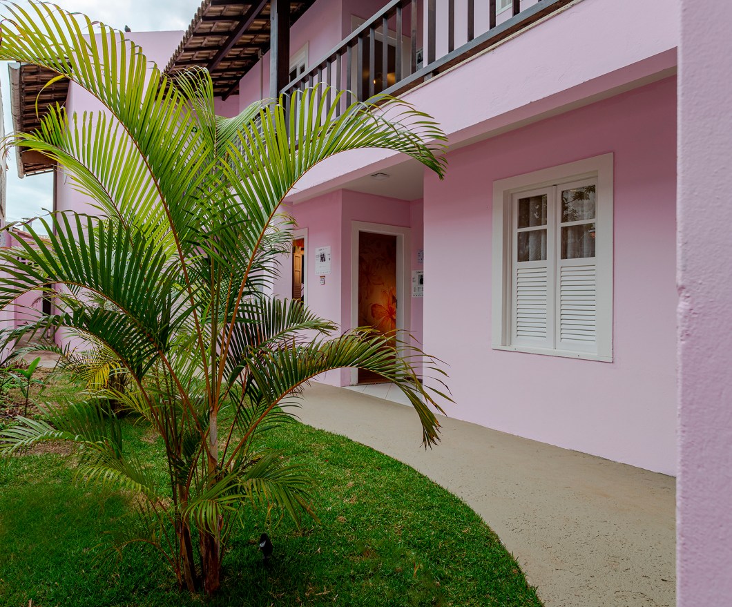 Joilson Barbora, Luis Damarant, Tânia e Paula Facchinetti - Casa de Saúde Solange Fraga (Paisagismo). No paisagismo assinado pelo quarteto, a grama no corredor lateral da casa traz um clima de natureza para a área externa que ganhou plantas ao redor e uma palmeira central que dialoga com os desenhos lúdicos das paredes no entorno do jardim. Joilson Barbora, Luis Damarant, Tânia e Paula Facchinetti - Casa de Saúde Solange Fraga (Paisagismo). No paisagismo assinado pelo quarteto, a grama no corredor lateral da casa traz um clima de natureza para a área externa que ganhou plantas ao redor e uma palmeira central que dialoga com os desenhos lúdicos das paredes no entorno do jardim.