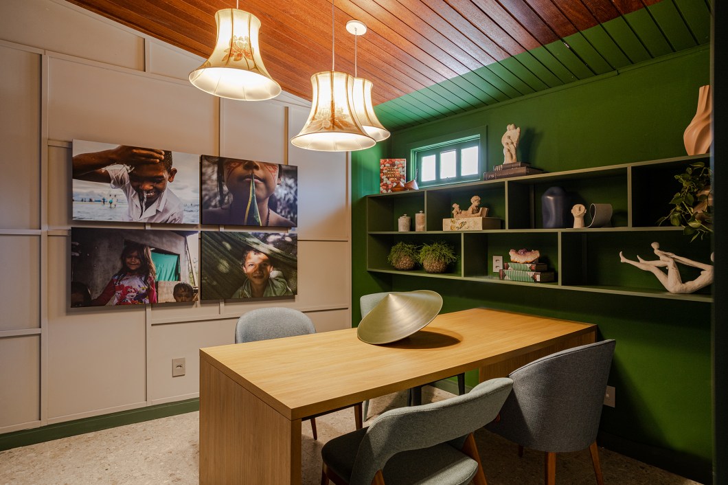 Natália Coelho Arquitetura - Casa de Saúde Solange Fraga (Sala de Administração e Reunião). Dar ao espaço um clima de acolhimento foi a ideia de Natália Coelho quando desenvolveu o projeto. Para isso, ela apostou no uso de muitas cores que remetessem a um ambiente lúdico e em fotografias que trouxessem a doçura e a inocência das crianças. “Apesar do sofrimento do tratamento, desejamos tornar a rotina e o dia-a-dia mais leve e mais acolhedor”, diz. Natália Coelho Arquitetura - Casa de Saúde Solange Fraga (Sala de Administração e Reunião). Dar ao espaço um clima de acolhimento foi a ideia de Natália Coelho quando desenvolveu o projeto. Para isso, ela apostou no uso de muitas cores que remetessem a um ambiente lúdico e em fotografias que trouxessem a doçura e a inocência das crianças. “Apesar do sofrimento do tratamento, desejamos tornar a rotina e o dia-a-dia mais leve e mais acolhedor”, diz.