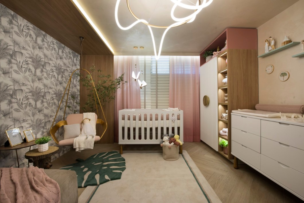 Natália Medeiros - Jardim de Nina. Projeto de CASACOR Ceará 2022. Alegria, serenidade e conexão com a natureza deram origem a um espaço delicado, cheio de vida e cor, com tons de rosa e verde pastel transmitindo serenidade. O papel de parede de animais dá o toque infantil e o amadeirado se complementa facilmente com outros materiais, proporcionando um aconchego a mais para o ambiente. Destaque para o acabamento aveludado da parede bege e para a luz natural, que pode ser substituída pelas luzes indiretas e intimistas. A ideia do projeto é crescer com o bebê, com elementos adaptáveis às suas necessidades e desejos futuros. Natália Medeiros - Jardim de Nina. Projeto de CASACOR Ceará 2022. Alegria, serenidade e conexão com a natureza deram origem a um espaço delicado, cheio de vida e cor, com tons de rosa e verde pastel transmitindo serenidade. O papel de parede de animais dá o toque infantil e o amadeirado se complementa facilmente com outros materiais, proporcionando um aconchego a mais para o ambiente. Destaque para o acabamento aveludado da parede bege e para a luz natural, que pode ser substituída pelas luzes indiretas e intimistas. A ideia do projeto é crescer com o bebê, com elementos adaptáveis às suas necessidades e desejos futuros.